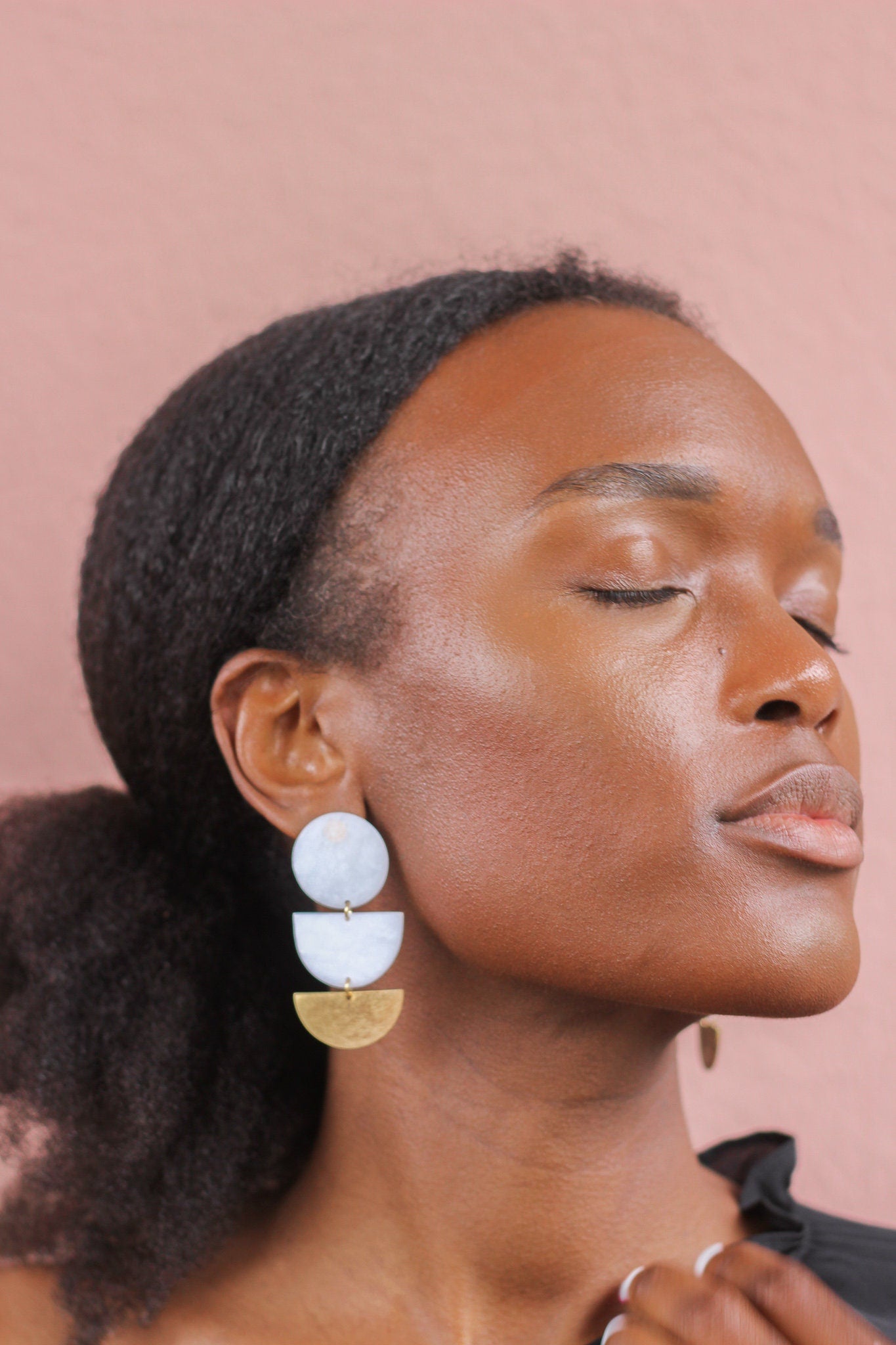 Boucles d'oreilles modernes et géométriques modelées à la main par dehis studio.