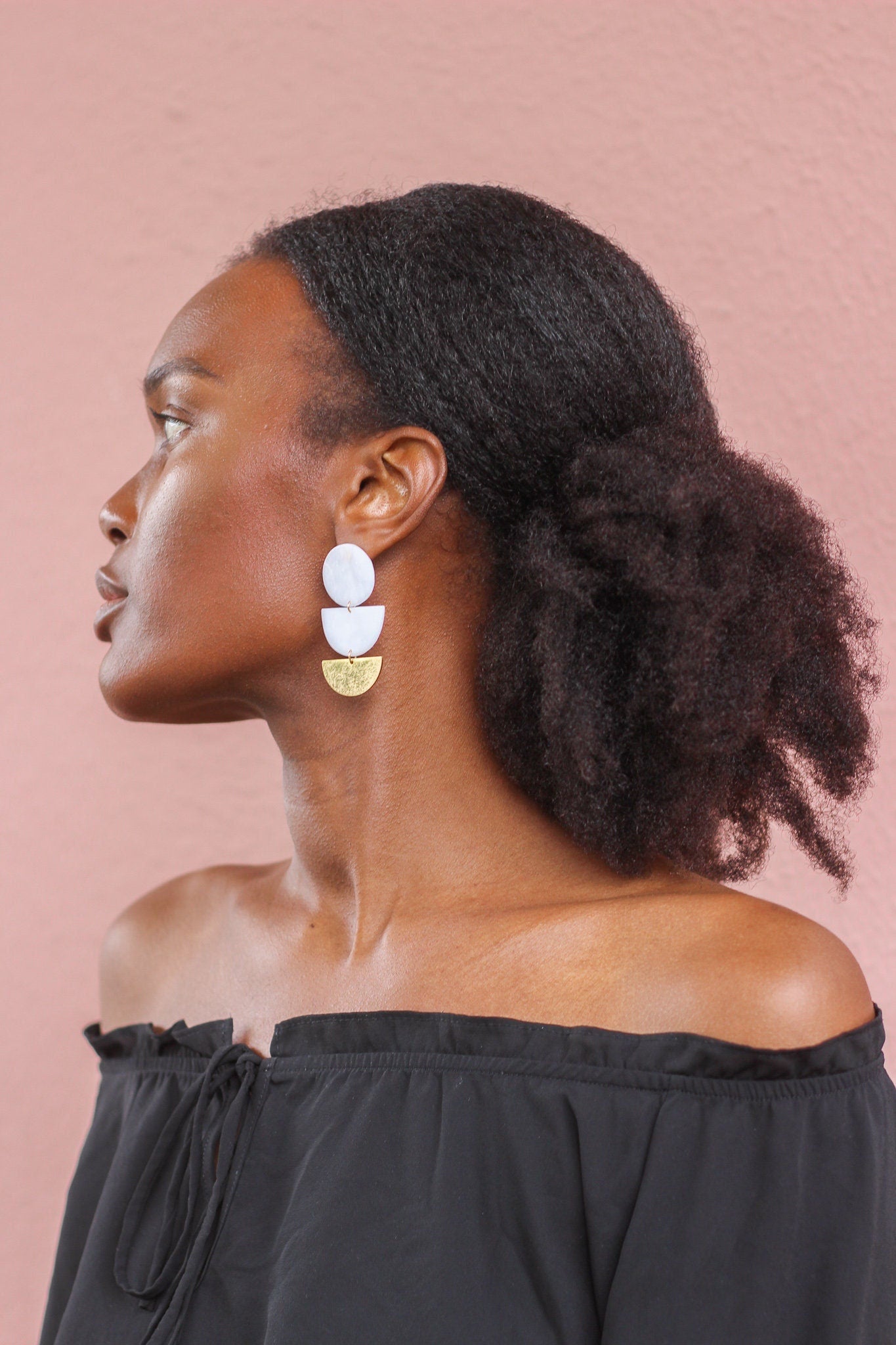 Boucles d'oreilles modernes et géométriques modelées à la main par dehis studio.