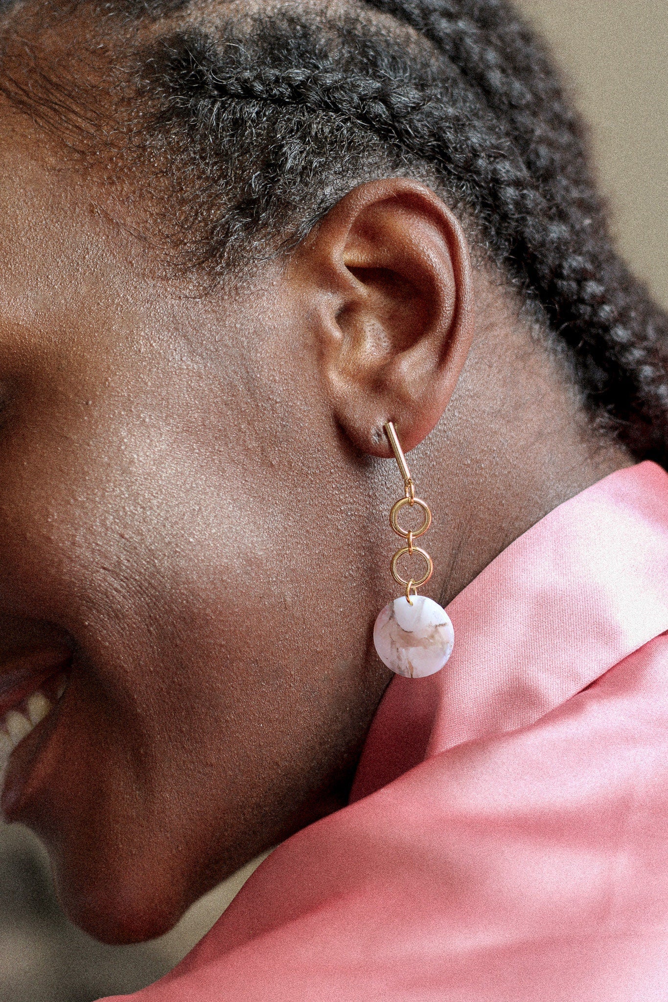 Boucles d'oreilles blanches et dorées pour été, mariage, soirée.