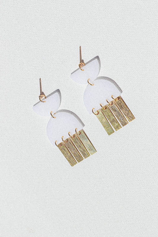 Boucles d'oreilles blanches pendantes, pour offrir ou pour un mariage. Réalisées par dehis studio. Cadeau maman, cadeau soeur, cadeau copine